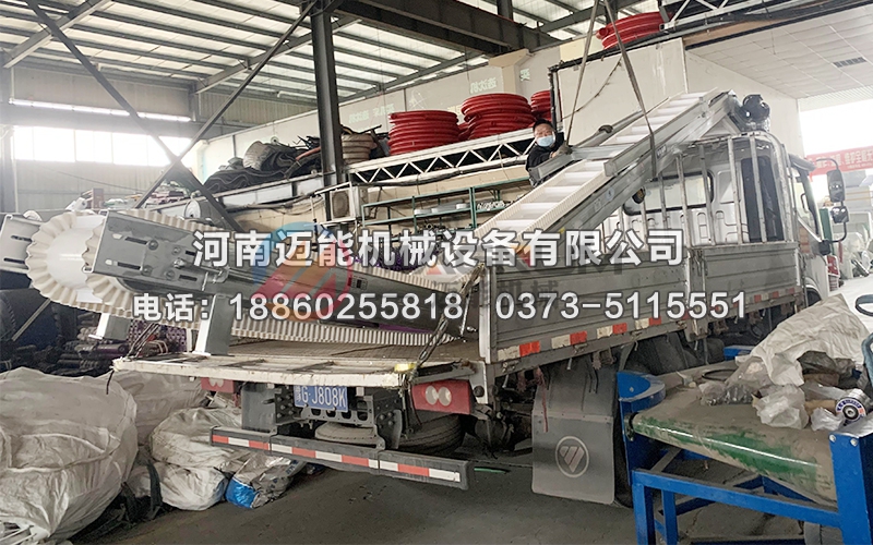 大倾角裙边皮带输送机2